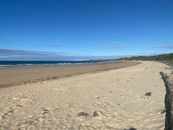 بالقرب من الشاطئ