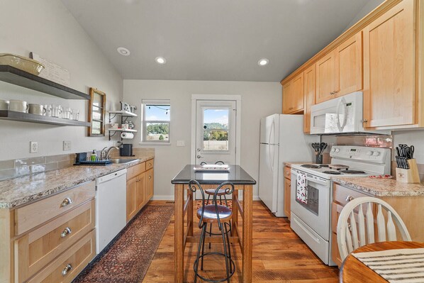 Mikrowelle, Ofen, Herdplatte, Geschirrspüler