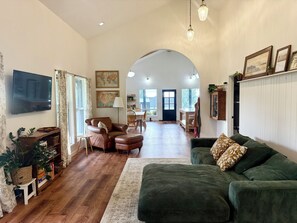 Smart TV, fireplace, books - Charming Rural Farmhouse in Brush Prairie  (Brush Prairie)