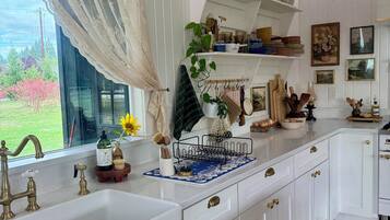 Fridge, oven, stovetop, coffee/tea maker