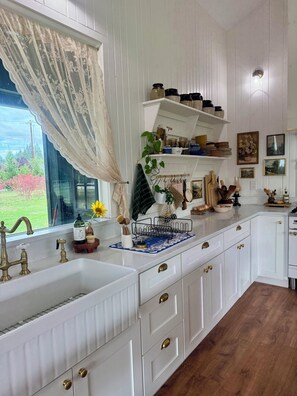 Een koelkast, een oven, een kookplaat, een koffiezetapparaat/waterkoker