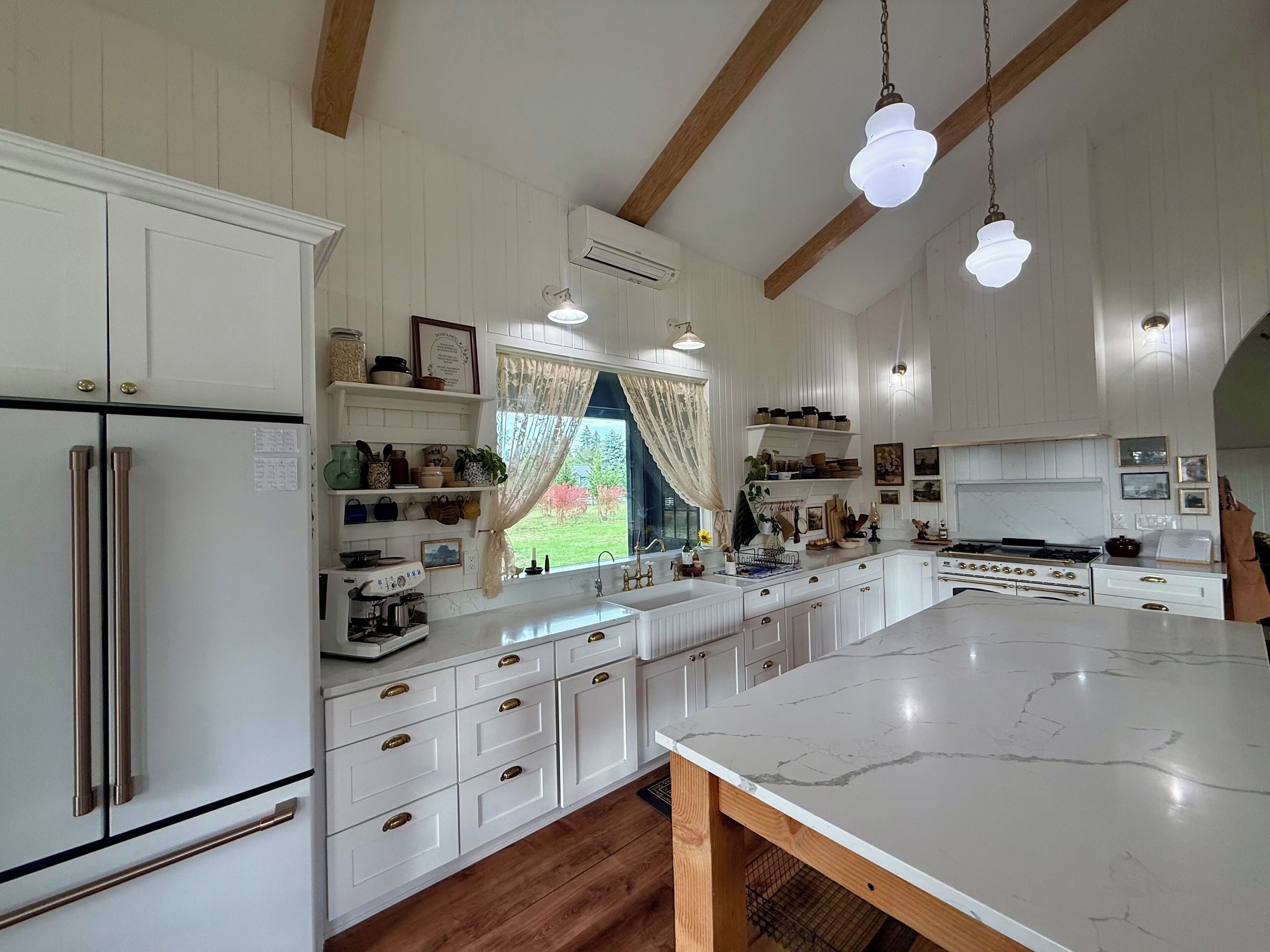 Fridge, oven, stovetop, coffee/tea maker