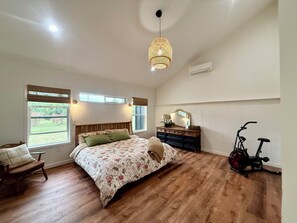 3 slaapkamers, een strijkplank/strijkijzer, gratis wifi, beddengoed