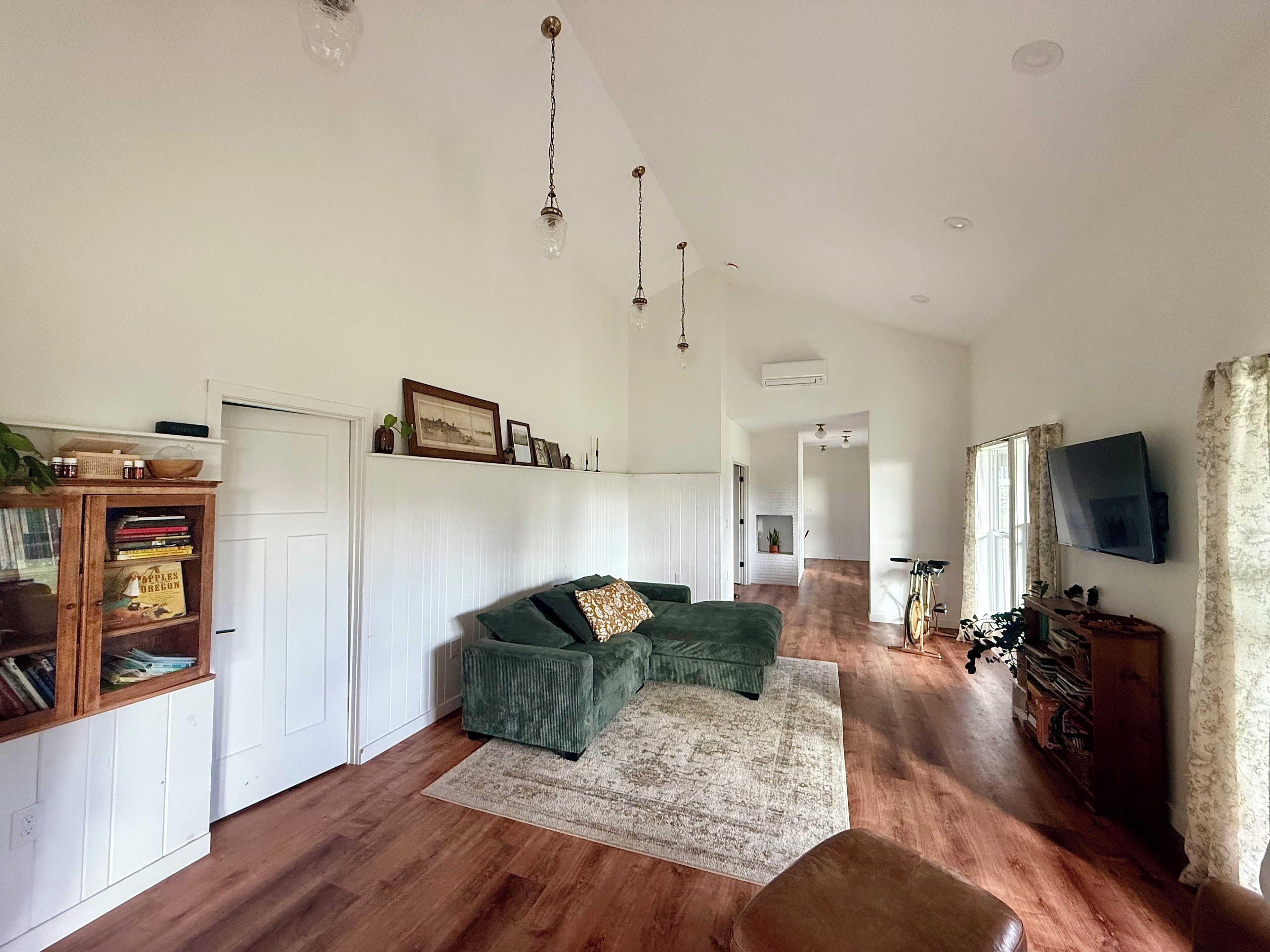 Smart-tv, eldstad och böcker