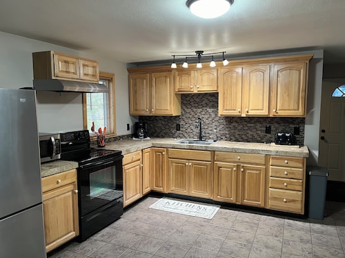 Welcoming cabin with AC, WiFi, TV and laundry on Gull lake!