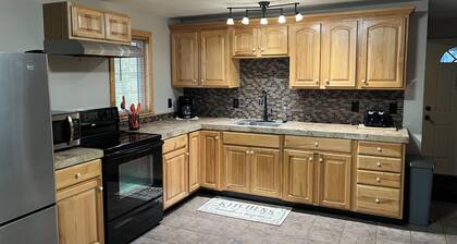 Welcoming cabin with AC, WiFi, TV and laundry on Gull lake!