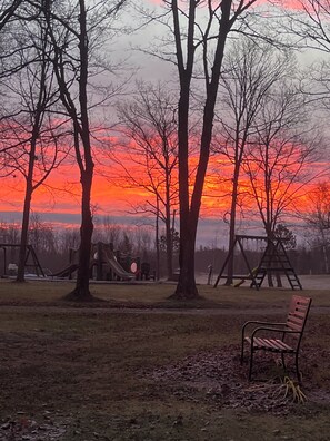 Children's area - Welcoming cabin with AC, WiFi, TV and laundry on Gull lake! (Tenstrike)