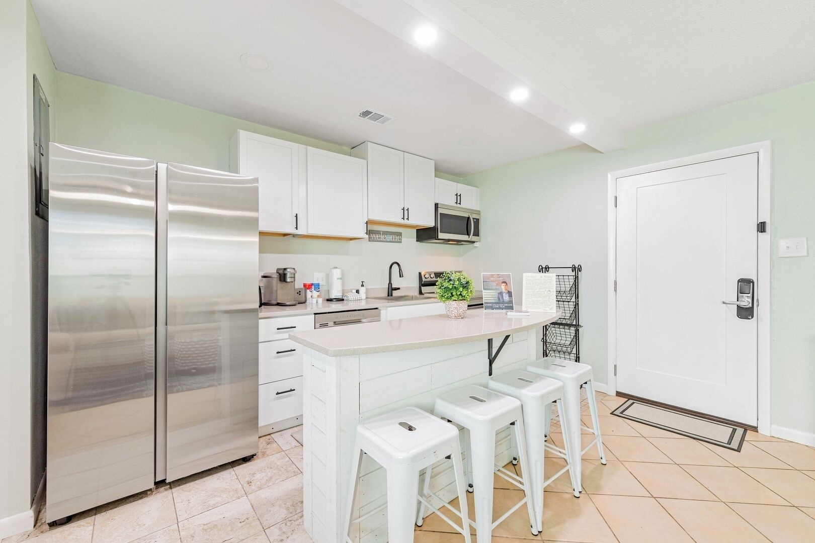 冷蔵庫、電子レンジ、オーブン、コンロ