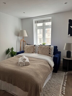 1 chambre, bureau, fer et planche à repasser, lit de bébé portatif