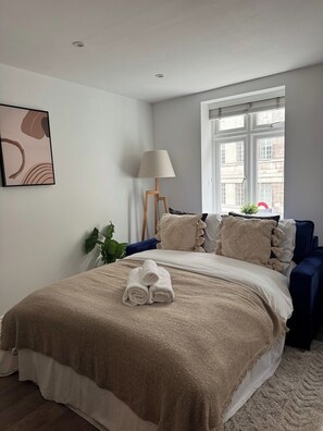 1 soverom, skrivebord, strykejern/-brett og reiseseng for barn