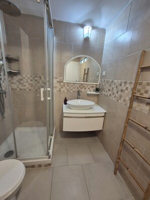 Hair dryer, towels, toilet paper - Ti Kaz Karé - In the heart of Martinique (Le Lamentin)