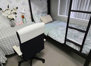 Dormitório compartilhado luxo, vista para o jardim | Cofres nos quartos, espaço de trabalho para notebook