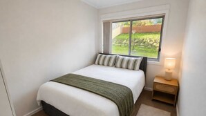 Tradisjonelt dobbeltrom, 1 queensize-seng, 2 bad, hageutsikt