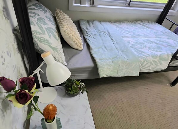 Dormitório compartilhado luxo, vista para o jardim | Cofres nos quartos, espaço de trabalho para notebook