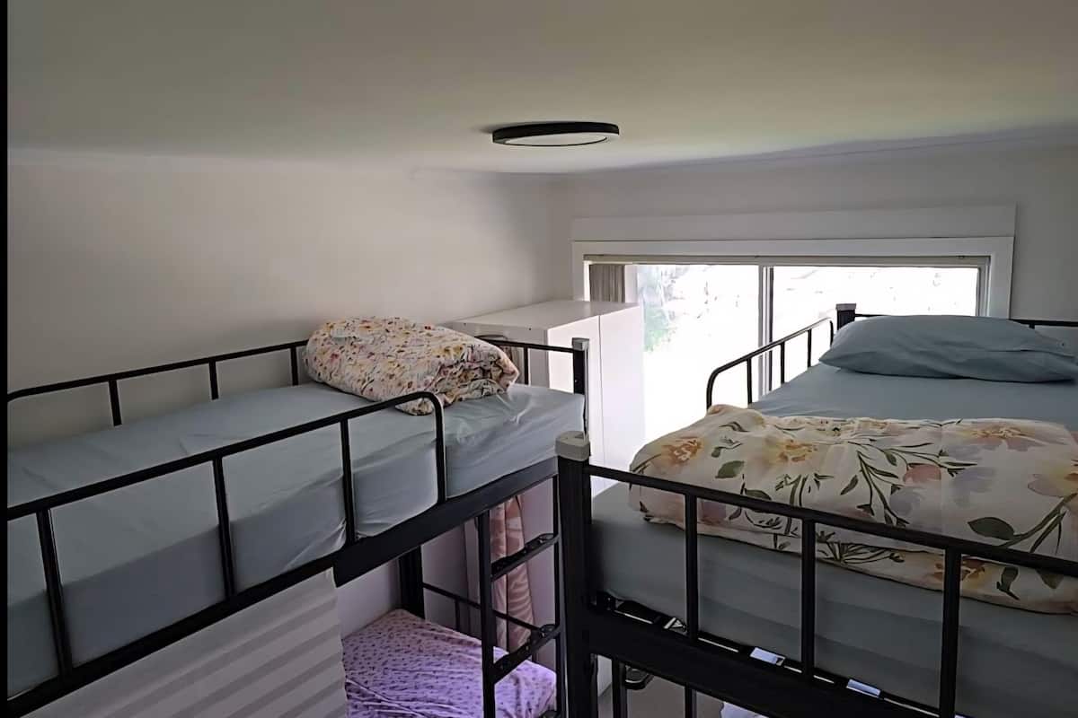 In-room safe, laptop workspace, iron/ironing board, free WiFi