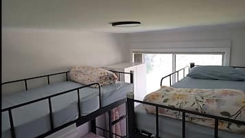 In-room safe, laptop workspace, iron/ironing board, free WiFi