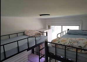 خزنة داخل الغرفة ومساحة عمل للكمبيوتر المحمول ومكواة/لوح كي