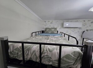 Shared Dormitory, Garden View | Peti besi dalam bilik, ruang kerja komputer riba, kalis bunyi 