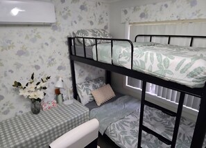 خزنة داخل الغرفة ومساحة عمل للكمبيوتر المحمول ومكواة/لوح كي