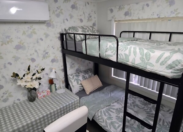 Slaapzaal, uitzicht op tuin | Een kluis op de kamer, een laptopwerkplek, een strijkplank/strijkijzer