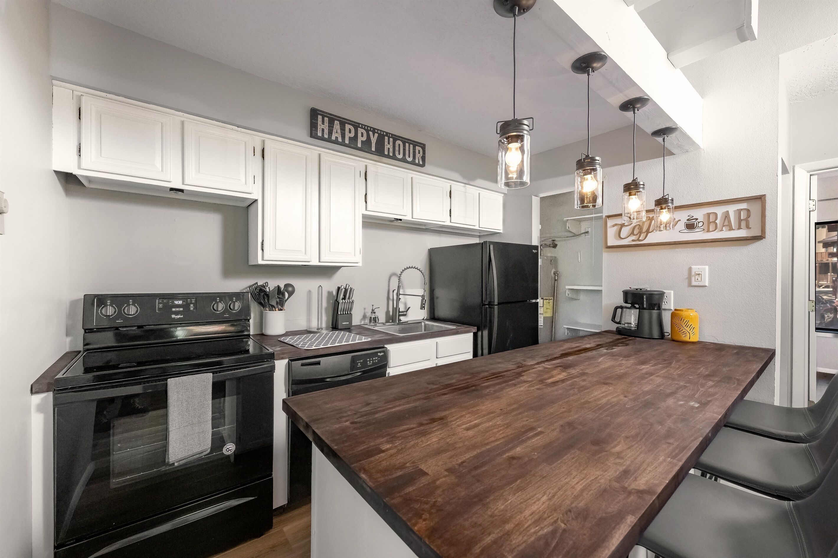 Køleskab, mikrobølgeovn, ovn, kogeplade