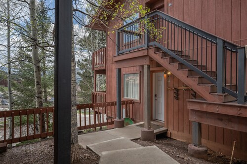 King-Bed Chalet · Walk to Slopes · Mountain Views