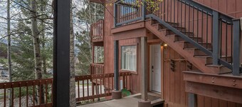 King-Bed Chalet · Walk to Slopes · Mountain Views