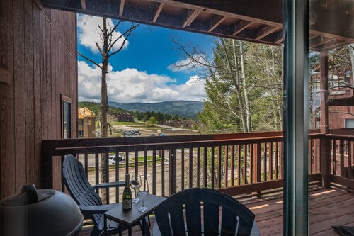 3-Min Walk to Ski Lift | Mountain-View Chalet