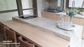Geladeira, micro-ondas, cooktop, torradeira