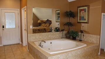 Shower, jetted tub, towels, toilet paper