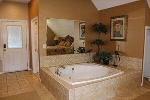 Shower, jetted tub, towels, toilet paper