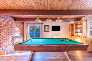 Game room - New! Bearadise ~ Alpine Ridge Retreat Cabin (Big Bear Lake)