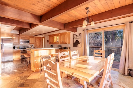 Dining. New! Bearadise ~ Alpine Ridge Retreat Cabin
