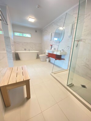 Dusj, hårføner og håndklær