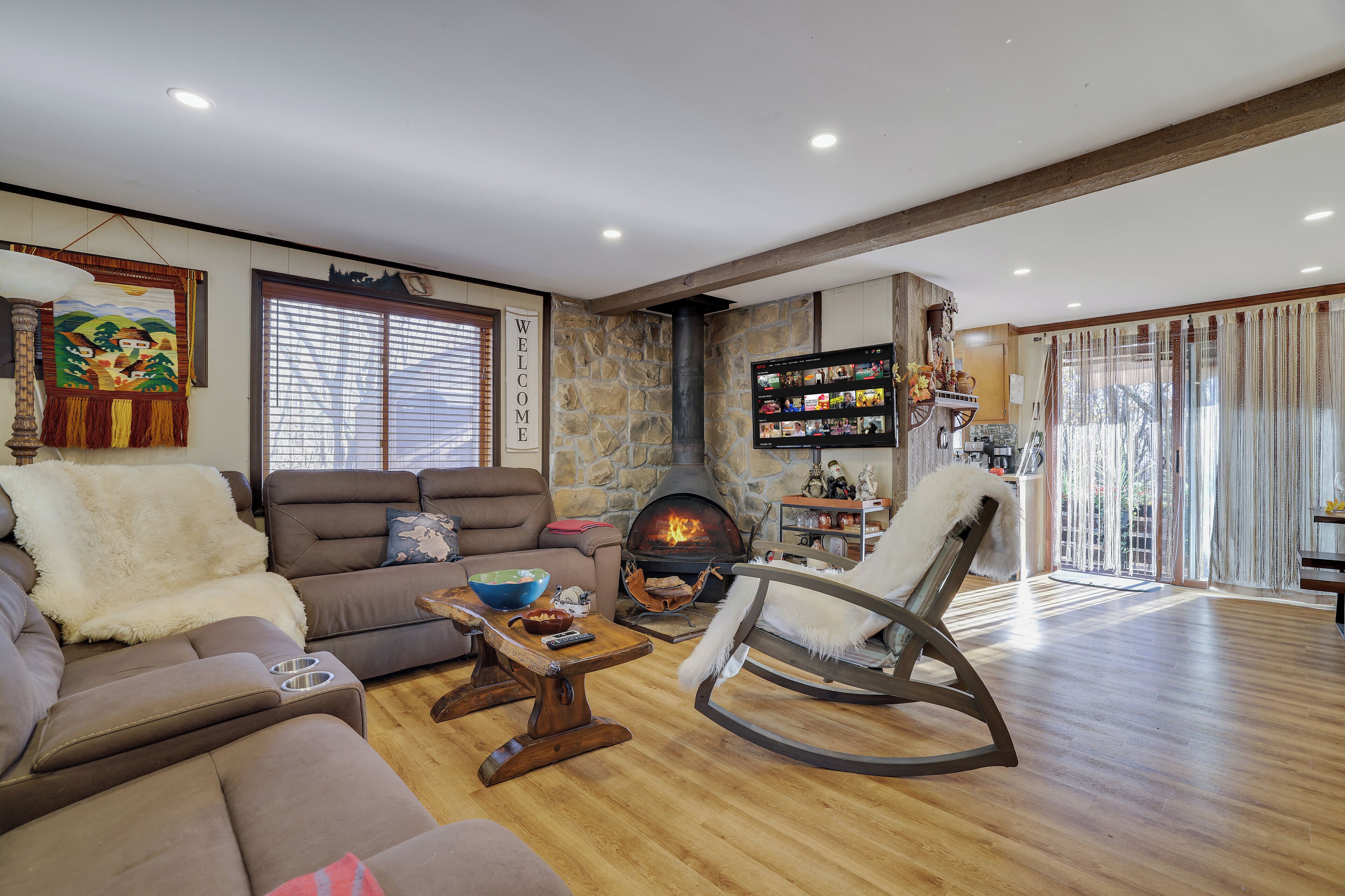 TV connectée, cheminée, chaîne hi-fi