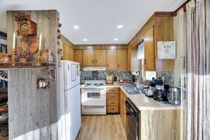 Jääkaappi, mikroaaltouuni, uuni, liesi