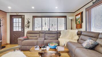 Smart TV, fireplace, stereo