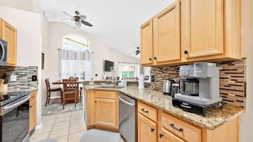 Micro-ondes, four, plaque de cuisson, lave-vaisselle