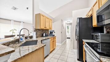 Micro-ondes, four, plaque de cuisson, lave-vaisselle