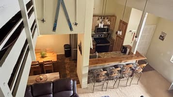 TV connectée, cheminée, livres