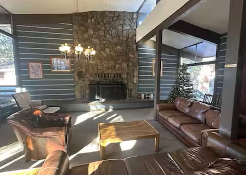 Mountain Condo - 4 Beds with 2 Bath - Prime Location