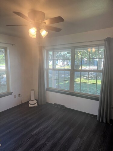 Charming 2-bedroom condo in peaceful South Milwaukee with AC