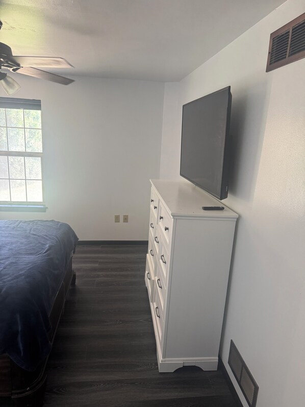 2 bedrooms, iron/ironing board, Internet, bed sheets