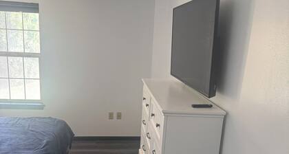 Charming 2-bedroom condo in peaceful South Milwaukee with AC