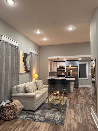 Smart TV. Golden Hour Loft in the Heart of Downtown Florence