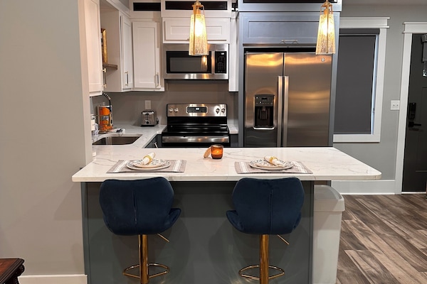 Een koelkast, een microgolfoven, een oven, een kookplaat