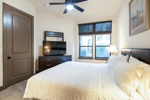 2 عدّة غرف نوم ومكواة/لوح كي وواي فاي وملاءات أسرّة