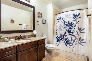 مجففات شعر، مناشف، صابون، ورق حمّام