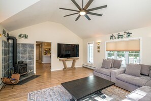 Téléviseur connecté, foyer, livres