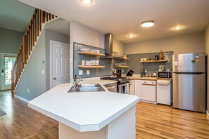 Réfrigérateur, four à micro-ondes, un four, surface de cuisson